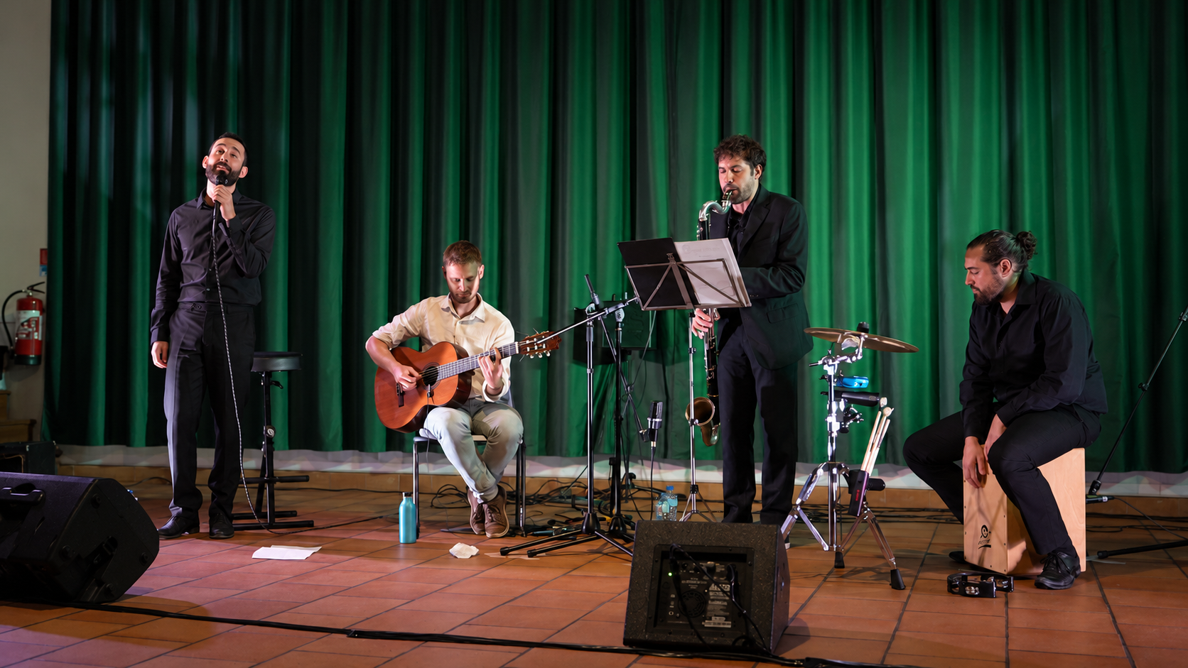 Les quatre musiciens de Macadam Quidam sur scène